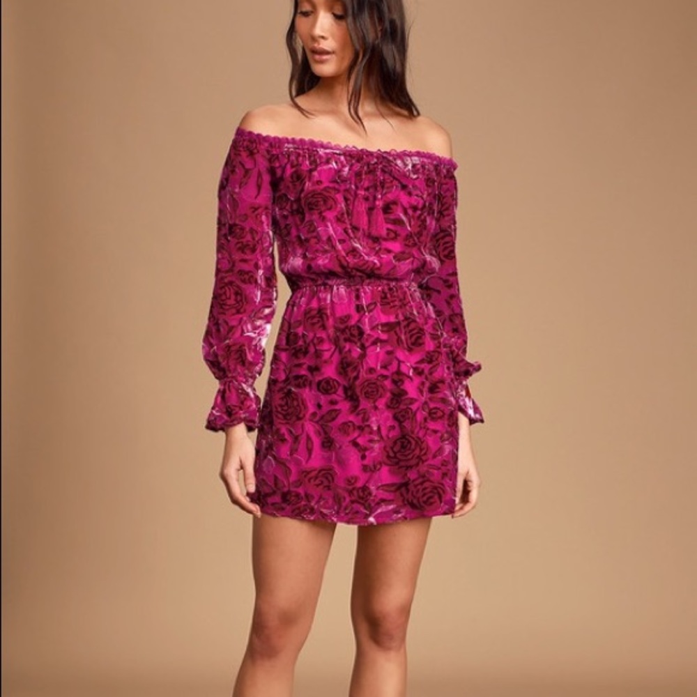 💲SOLD 💲 LULU’S Off the Shoulder Velvet Dress